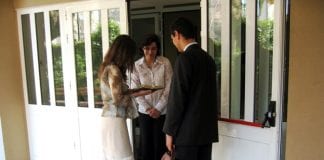 Dangers of buying from doorstop sellers / Y peryglon o brynu gan werthwyr stepen drws. Evangelização