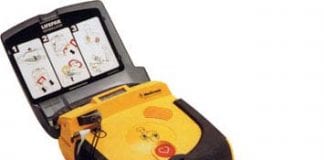 Councillors get equipped with life-saving skills | Sgiliau achub bywyd i gynghorwyr defibrillator