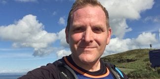 World Diabetes Day: Hywel Dda Consultant runs to Cardiff GP surgeries to raise awareness of type 2 diabetes / Diwrnod Diabetes y Byd: Ymgynghorydd o Hywel Dda yn rhedeg rhwng meddygfeydd yng Nghaerdydd er mwyn codi ymwybyddiaeth o ddiabetes math 2 Dr Sam Rice during run