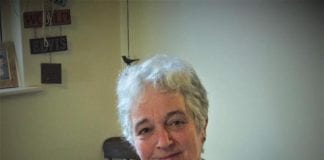 West Wales nurse to grace Buckingham Palace / Nyrs o Orllewin Cymru ar ei ffordd i Balas Buckingham Rowena