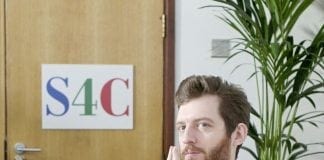 Plucking turkeys, 80s technology and churning butter in a washing machine… what else will Elis find in the archives? / Plufio tyrcwn, Hywel Gwynfryn a menyn mewn peiriant golchi… beth arall mae Elis James wedi’i weld yn archif S4C? Elis 5