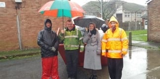 COMMUNITY – Llanelli MP Nia Griffith joins skip day in Tyisha IMG 8286 17 12 18 01 54