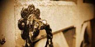 NEWS UPDATE – POLICE WARN PUBLIC TO BE VIGILANT FOLLOWING POTENTIAL DOORSTEP SCAMMERS Front door