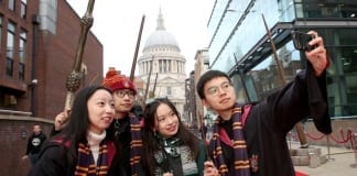 WIZARDING WORLD WANDS SUPPORTING LUMOS WILL LIGHT UP THE UK AND IRELAND PP FantasticBeasts 092 002