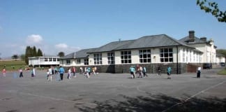 Welsh-medium primary school achieves autism awareness award/Ysgol gynradd Gymraeg yn derbyn gwobr ymwybyddiaeth o awtistiaeth ysgol prif