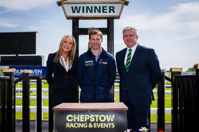 FL Chepstow Appointment L R Jo Thomas Richard Johnson Racecourse Ambassador and Kevin Hire.