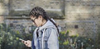 Children as young as eight giving out their personal details to people they meet online DhbYKXFVQAAKtBF