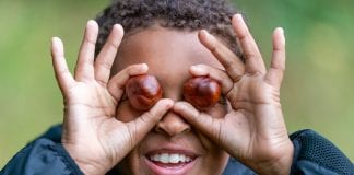 Playful Childhoods launches Autumn campaign to get children outside and away from screens PO 151019 Conkers 05