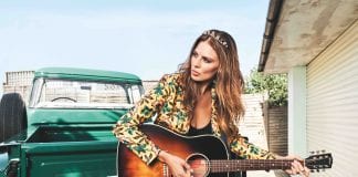 Twinnie Reveals Mesmerising Live Version of âSocial Babiesâ, Special Guest to Kiefer Sutherland on UK and European Tour Twinnie Maximillian Hetherington