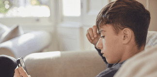 NSPCC Cymru launch pan Wales service to help keep vulnerable children safe online during crisis Photography by Tom Hull The children and adults pictured are models 4 2