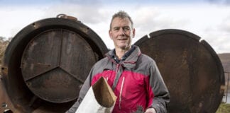 Gallai siarcol a wneir o wastraff fferm helpu ffermwyr Cymru i gloi carbon mewn pridd Tony Davies