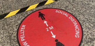 Cyfyngiadau trawsffiniol rhwng Cymru a Lloegr i barhau social dist