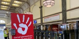 Mae Trafnidiaeth Cymru yn gofyn i gwsmeriaid fod yn gyfrifol CDF 4