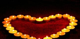 Bydd y gwasanaeth blynyddol Yn Ein Calonnau Am Byth yn cael ei gynnal fel gwasanaeth coffa rhithwir eleni am 6.30pm ddydd Llun 30 Tachwedd 2020. EnQoD53XUAAg0Ky