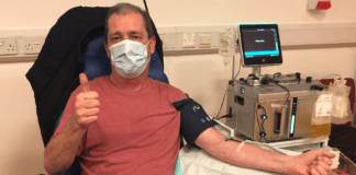 Cleifion Covid-19 yn cael eu hannog i roi plasma drwy broses newydd arloesol Karl Jones 1a