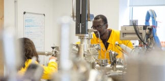 Cyllid newydd yn gwneud gwahaniaeth i brosiectau ymchwil a allai achub bywydau Nanomedicine scaled