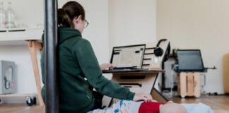 AVIVA FINDS BOUNDARIES BETWEEN WORK AND HOME LIFE ARE BECOMING INCREASINGLY BLURRED standsome worklifestyle wwQNoDA3cTQ unsplash article image