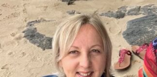 Menyw yn codi arian ar gyfer y GIG lleol Sara Hicks picture