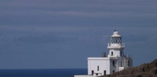 Cronfa Datblygu Cynaliadwy yn cefnogi prosiectau cymunedol sy’n ymateb i argyfwng hinsawdd ac yn lleihau ôl troed carbon Skokholm Lighthouse Credit L Wilberforce web
