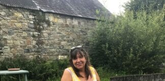 Mae Pub Landlady yn bragu’r eilliad Tracey Gunn after picture