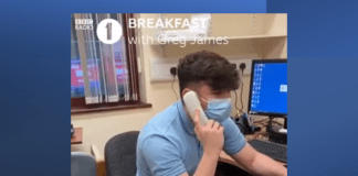 Prentis gofal iechyd lleol yn cipio gwobr genedlaethol Arwr yr Arddegau WillJones Radio1TeenHeroAward Dec20