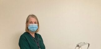 Peiriant ECG newydd ar gyfer SCBU, Ysbyty Glangwili Louise Hughes with ECG machine for Glangwili SCBU picture rotated