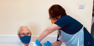 Meddygon teulu yn dechrau cyflwyno rhaglen frechu Rhydychen AstraZeneca COVID-19 Mr Clifford Jones