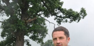 Ŵyn benyw yn cyflawni orau wrth fagu un oen yn unig David Lewis scaled