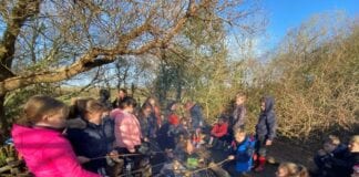 Partneriaeth Ysgolion yn hybu buddion dysgu yn yr awyr agored Johnston 2