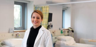 Galw am wirfoddolwyr i gyfrannu at ymchwil hollbwysig i chwistrell i’r trwyn a allai helpu yn erbyn Covid-19 Zita Jessop scaled