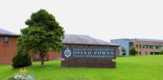 Swyddogion Heddlu Dyfed-Powys yn dathlu cwblhau rhaglen gyntaf o’i math gyda Phrifysgol De Cymru dyfed careers 640