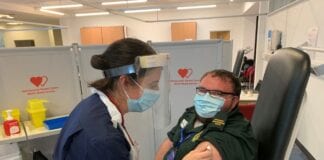 Myfyrwyr parafeddygol yn cael brechiad wrth iddynt barhau i roi cymorth i wasanaethau vaccine for paramedic 2