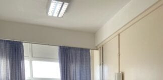 Mae elusen y GIG yn ariannu graddfeydd pwyso eistedd ar gyfer cleifion Health Care Support Worker Claire Davies and Staff Nurse Rhian James with the sit on weighing scales