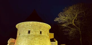 Adeiladau Awdurdod y Parc yn troi’n felyn er cof am ddioddefwyr Covid-19 OyPFB