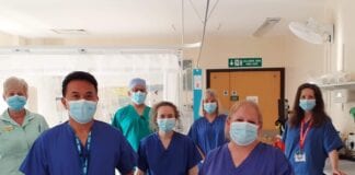 Diolchodd grŵp ffitrwydd Llanelli am rodd y GIG Presentation scaled