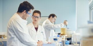 Prifysgol Abertawe yn paratoi i groesawu myfyrwyr fferylliaeth i gyfleusterau cyfoes newydd Students in lab scaled