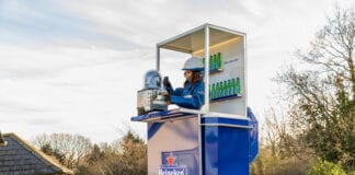 Sophie Ellis-Bextor tends bar in a cherry picker, delivering pints at heights through people’s windows d591802187daa8c944558eef9f796856b1dd3bc4