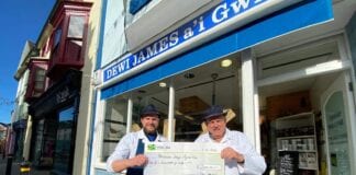 Mae cigydd yn rhoi £ 2000 i’r GIG Dewi James giant cheque