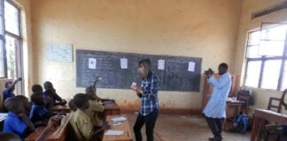 Cyn-athrawes gyda Dŵr Cymru’n cael Medal yr Ymerodraeth Brydeinig Mary pic