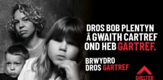 Mae un mewn tri o bobl yng Nghymru wedi’u heffeithio gan yr argyfwng tai. 045174 SHELTER CYMRU BRAND CAMPAIGN FAMILY WELSHA