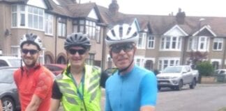 Mae David Lloyd, sy’n wreiddiol o Aberdaugleddau, yn bwriadu beicio o Fryste yn ôl i’w dref enedigol i godi arian ar gyfer Ysbyty Llwynhelyg er cof am ei fam. David Gavin and Jake on bikes pre COVID