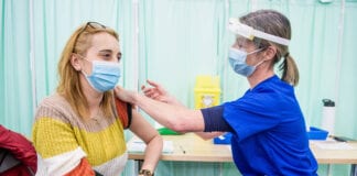 BIP Hywel Dda yn cyhoeddi sesiynau galw-heibio ar gyfer brechlyn COVID-19 all 2020 02 03 HDD c19 vaccination 0164 scaled