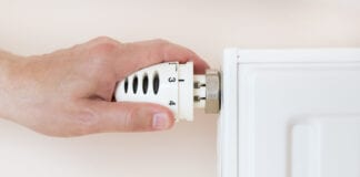 Sut y gallech chi gael system gwres canolog am ddim mewn pryd ar gyfer y gaeaf heating radiator