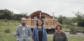 Mae amser cyffrous ar y gorwel i bedwaredd genhedlaeth fferm deuluol ym Medwas – diolch i drefniadau cynllunio ar gyfer olyniaeth a menter glampio newydd Ed Lydia Linda