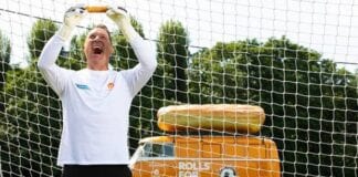 OLL UP ROLL UP: AS OFFICIAL SPONSORS OF UEFA EURO 2020TM JUST EAT HAS TEAMED UP WITH DAVID SEAMAN TO LAUNCH “ROLLS FOR GOALS” image008