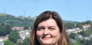 AS YN BEIRNIADU CYMHARIAETH “AMHRIODOL” GAVIN A STACEY Y PRIF WEINIDOG o3TlEKMW