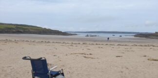 Cadeiriau olwyn traethau Sir Benfro yn barod i fynd am dro unwaith eto dros yr haf BeachWheelchairAngleweb