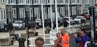 Mae’r cyn bennaeth ysgol Dic Evans, a redodd 1,000 milltir mewn 100 diwrnod, wedi codi £14,374 i’r uned gemotherapi yn Ysbyty Bronglais. Dic Evans coming to finish line