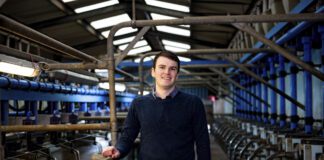 Ffermwr llaeth yn pwyso a mesur manteision cost godro robotig mewn buches ar raddfa fawr Ieuan Evans