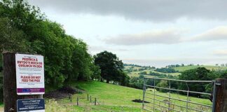 MENTER MOCH CYMRU YN CYMERADWYO YMARFER RHITHIOL Y DEYRNAS UNEDIG I BROFI CYNLLUNIAU WRTH GEFN I DDELIO GYDA CHLWY AFFRICANAIDD Y MOCH MMC Biosecurity sign on gate